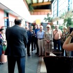 El delegado de la Xunta en Ourense, Rogelio Martínez, hablando con los representantes de las asociaciones de mayores en la recepción del Balneario de Laias